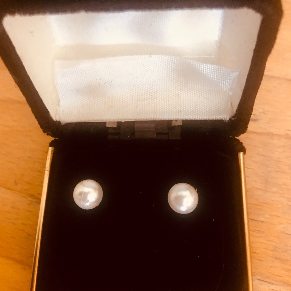 CUTE FAUX PEARL STUD EARRINGS